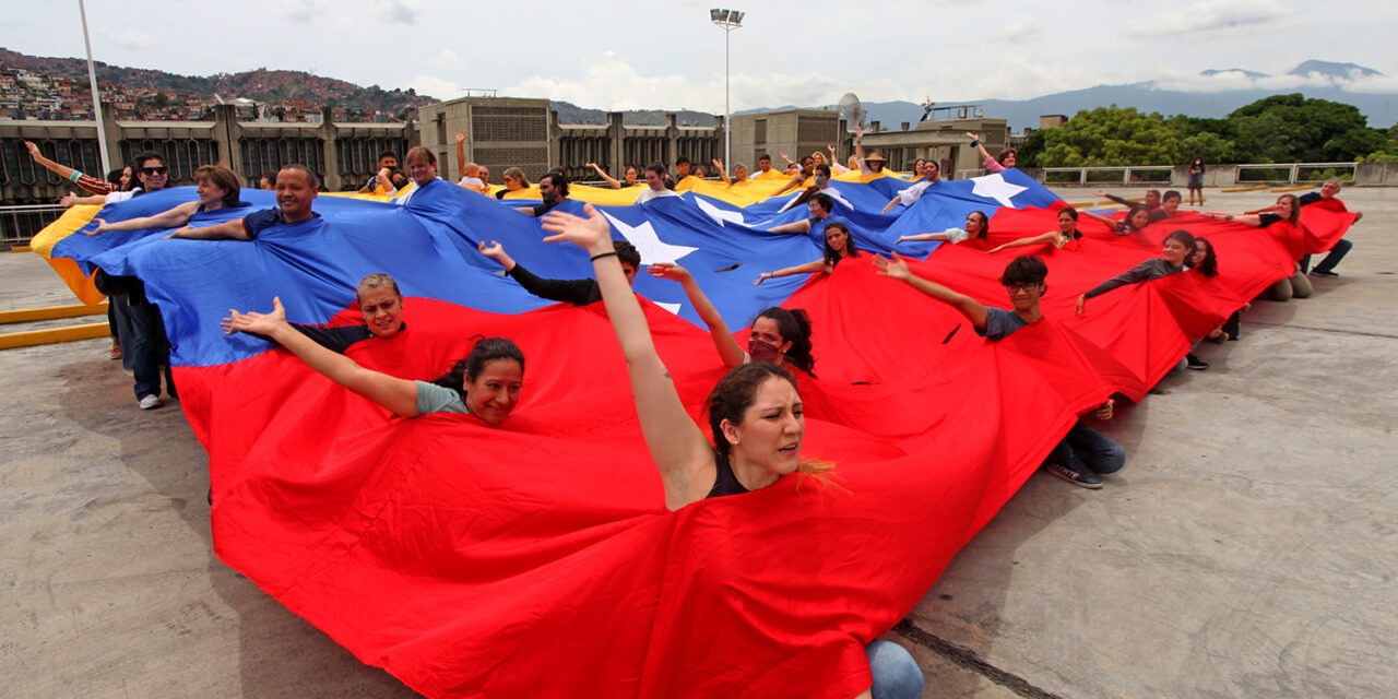 La bandera nacional se multiplicó en la UCAB como arte vivo