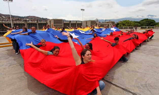 La bandera nacional se multiplicó en la UCAB como arte vivo