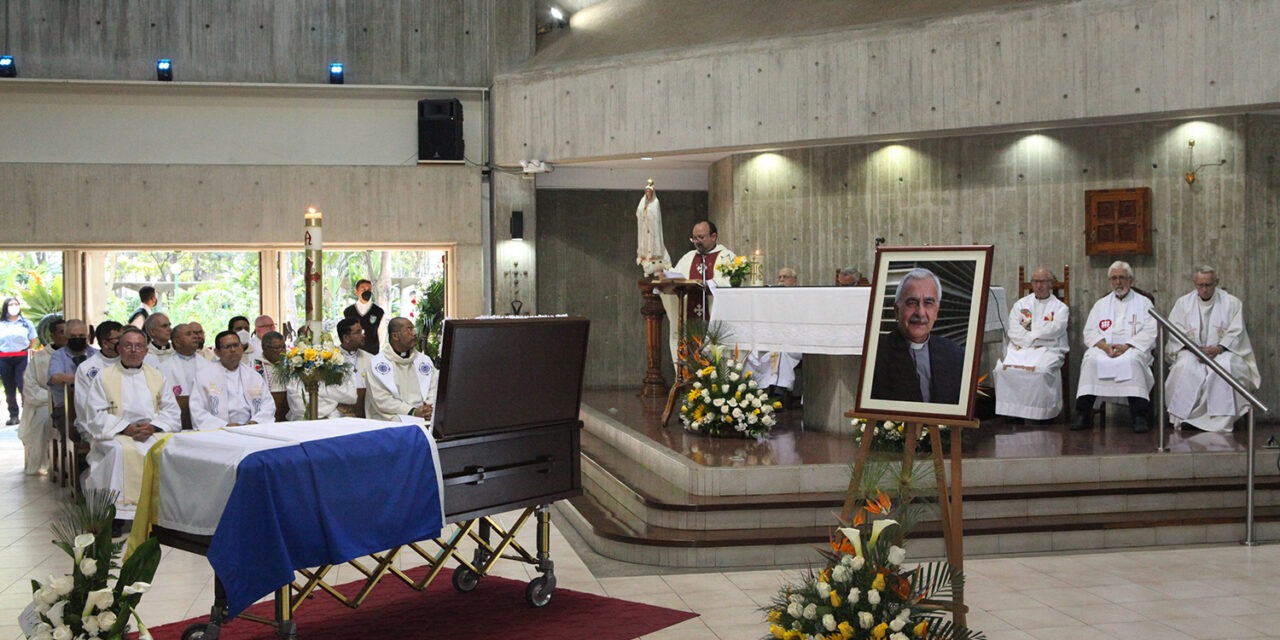 En misa solemne, fue despedido y honrado el padre Francisco Virtuoso
