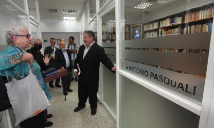 La FLOC celebró a Antonio Pasquali con bautizo de un libro e inauguración de sala en su honor