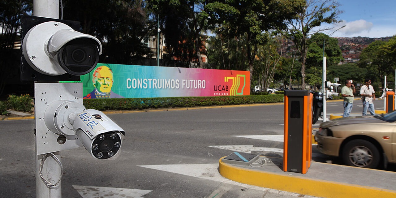 Nuevo acceso automatizado al estacionamiento UCAB: así es el proceso de registro vehicular