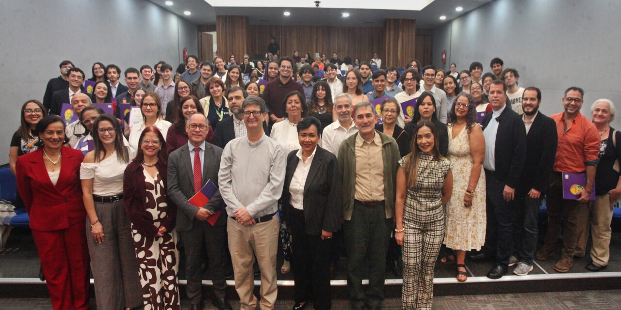 Construyendo la excelencia: UCAB reconoció a profesores que ascendieron y a estudiantes tutores