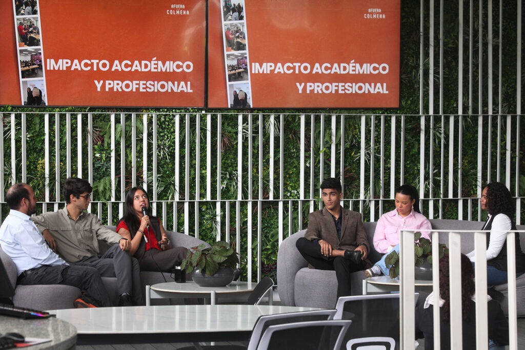 Voluntario en Afuera de la Colmena