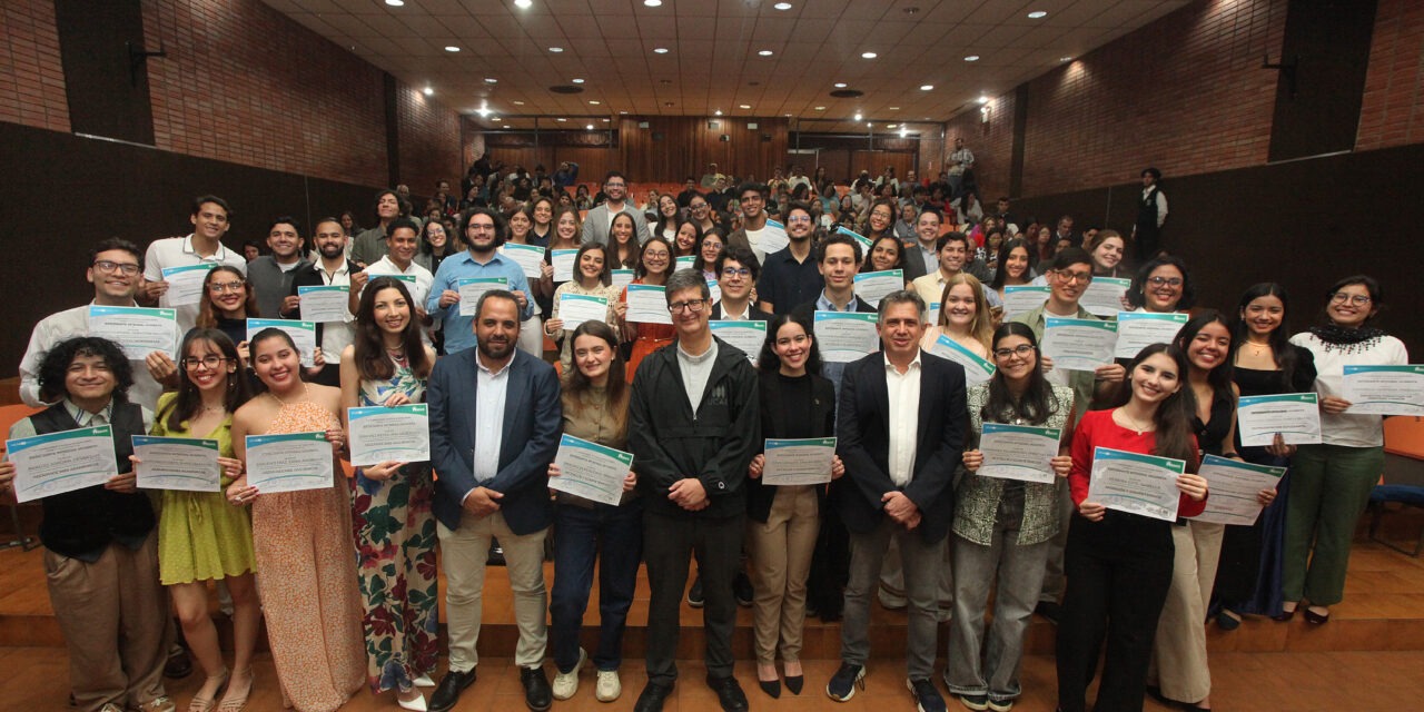La universidad reconoció a los estudiantes integrales del período 2024-2025