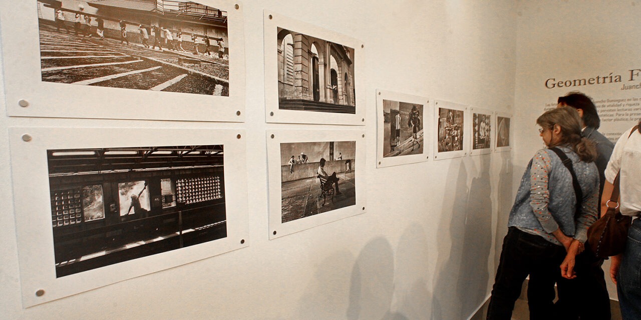La «Geometría Fugaz» de Juancho Domínguez: fotografías callejeras que conectan a las personas con su entorno