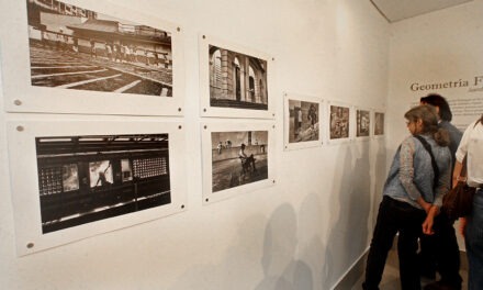 La «Geometría Fugaz» de Juancho Domínguez: fotografías callejeras que conectan a las personas con su entorno