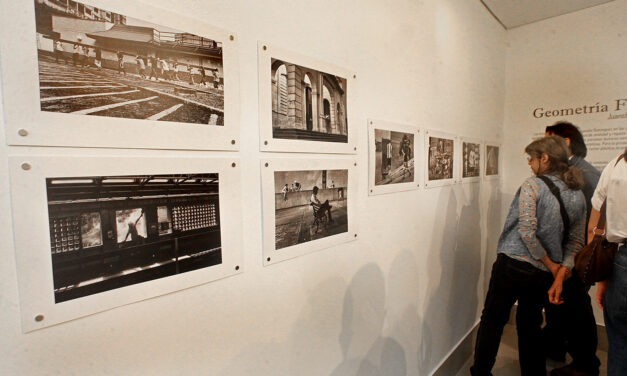 La «Geometría Fugaz» de Juancho Domínguez: fotografías callejeras que conectan a las personas con su entorno