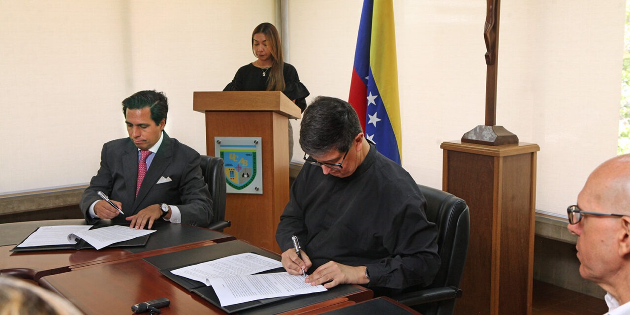 UCAB y AVDT firman acuerdo para potenciar el derecho tributario