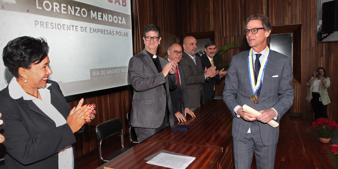 El empresario Lorenzo Mendoza recibió la Orden UCAB en el Día de Andrés Bello
