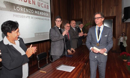 El empresario Lorenzo Mendoza recibió la Orden UCAB en el Día de Andrés Bello