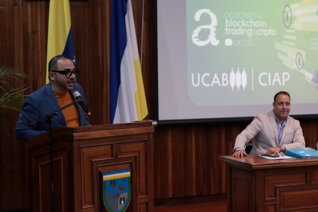 Aníbal Garrido, director de la Academia BT&C, en el acto de clausura del Diplomado en Criptoactivos y Economía Digital