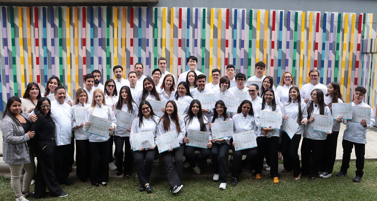 Más de 40 nuevos pasteleros y cocineros egresaron de LAGA