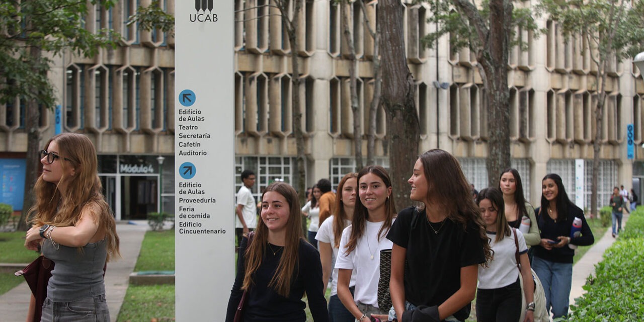 Migrantes venezolanos retornados pueden optar a beca para estudiar en la UCAB