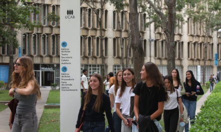 Migrantes venezolanos retornados pueden optar a beca para estudiar en la UCAB