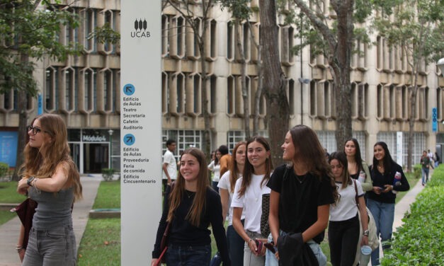 Migrantes venezolanos retornados pueden optar a beca para estudiar en la UCAB