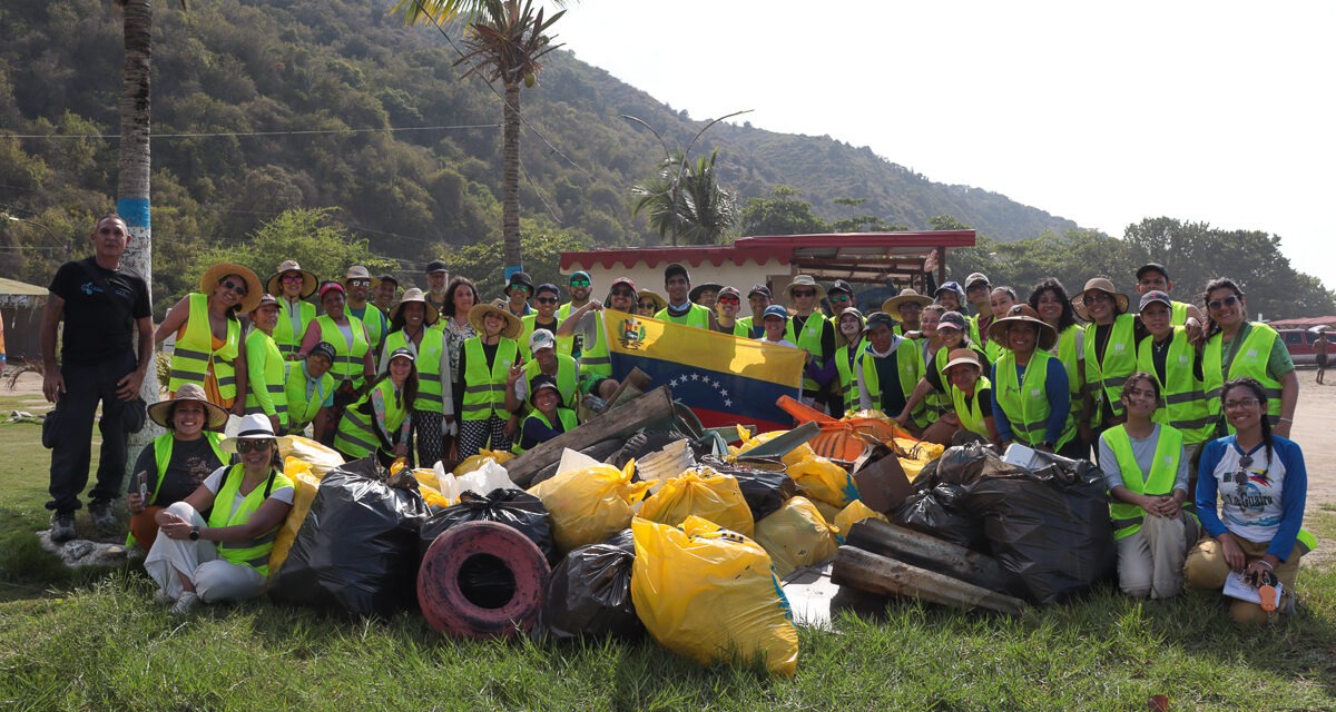 Récord de recolección: Voluntarios ucabistas retiraron casi 500 kg de residuos de playa de La Guaira