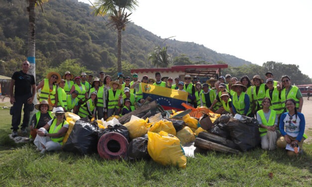 Récord de recolección: Voluntarios ucabistas retiraron casi 500 kg de residuos de playa de La Guaira