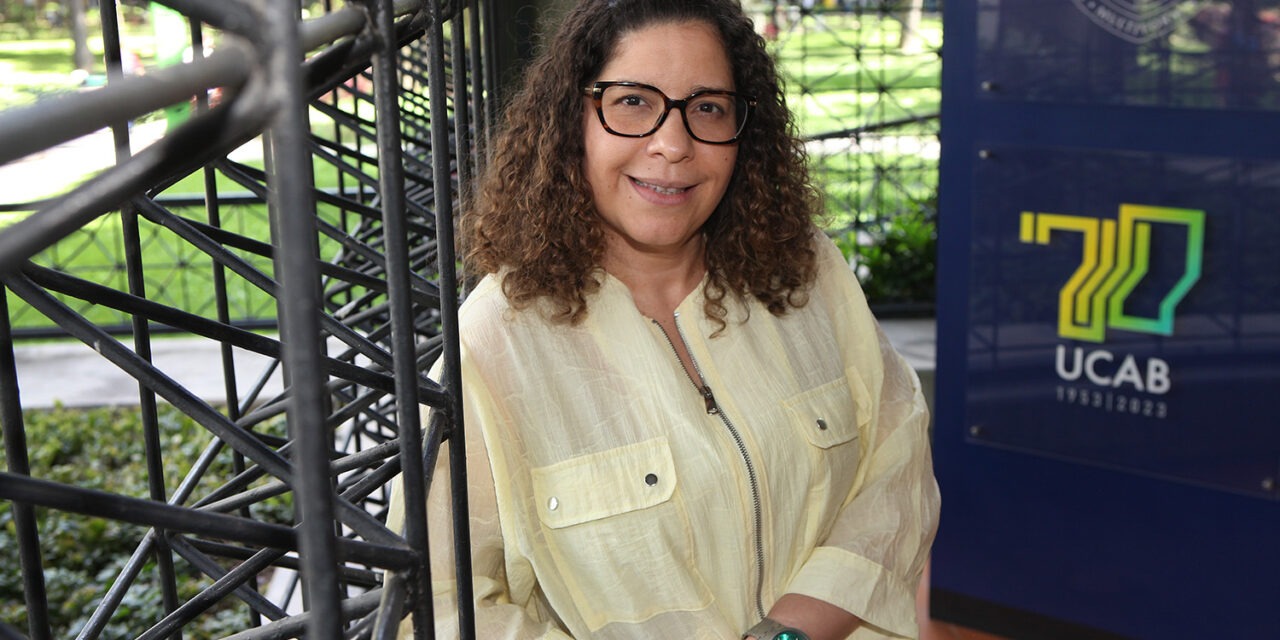 Profesora de universidad peruana visitó la UCAB para estrechar lazos académicos