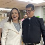 “Este es el lugar donde debía estar”: María Corina Machado fue recibida en la UCAB por autoridades y estudiantes