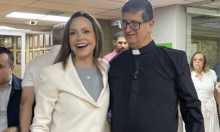 “Este es el lugar donde debía estar”: María Corina Machado fue recibida en la UCAB por autoridades y estudiantes