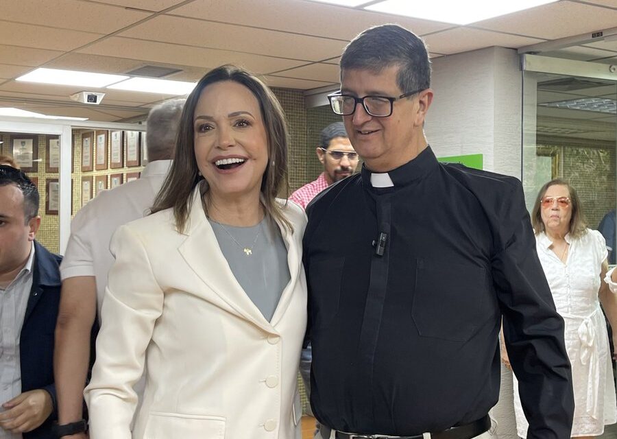“Este es el lugar donde debía estar”: María Corina Machado fue recibida en la UCAB por autoridades y estudiantes