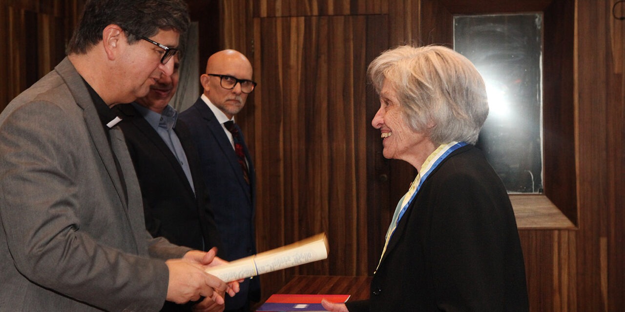 Por ser un «faro de civilidad», Ana Teresa Torres recibió la Orden UCAB