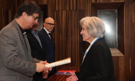 Por ser un «faro de civilidad», Ana Teresa Torres recibió la Orden UCAB