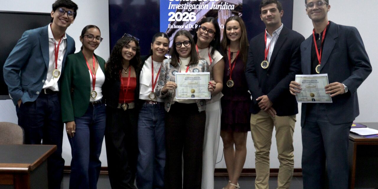 Estudiantes de Derecho UCAB recibieron becas tras ganar concurso de investigación jurídica