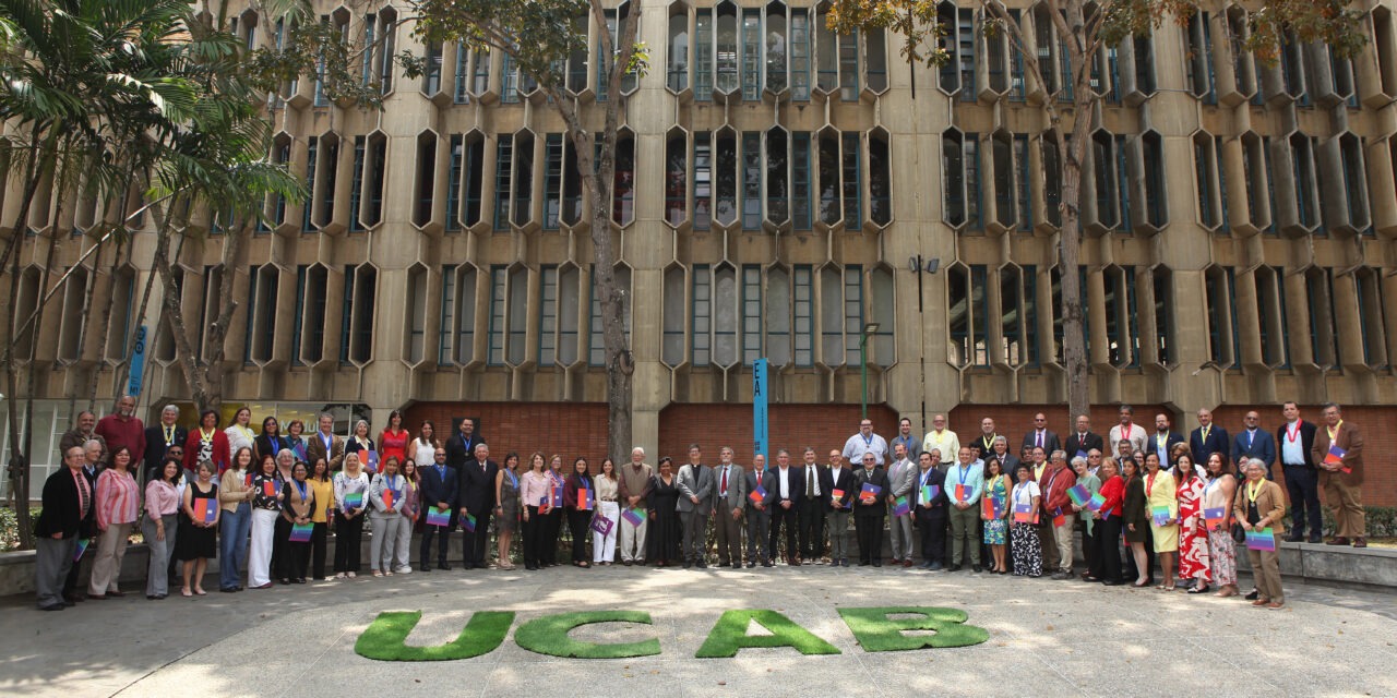 UCAB reconoció antigüedad y labor de 84 profesores e investigadores