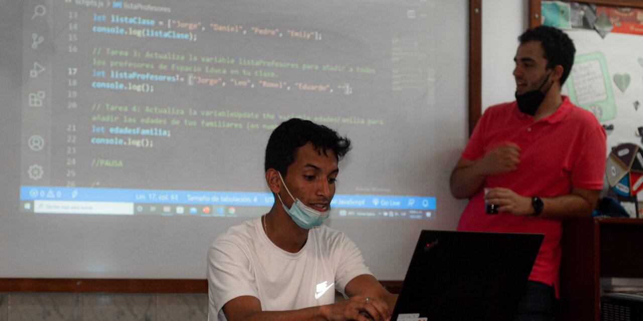 En Petare, ucabistas de Espacio Educa enseñan programación para construir un futuro competitivo
