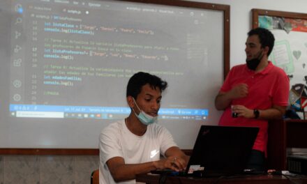 En Petare, ucabistas de Espacio Educa enseñan programación para construir un futuro competitivo