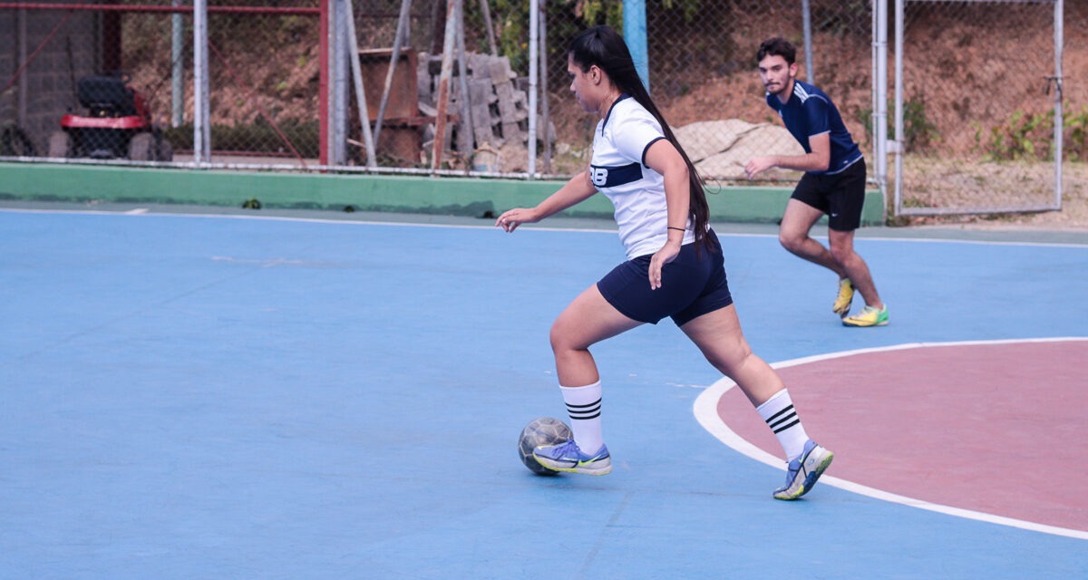 La ucabista y futbolista Mikailí Henríquez defiende dentro y fuera de las canchas