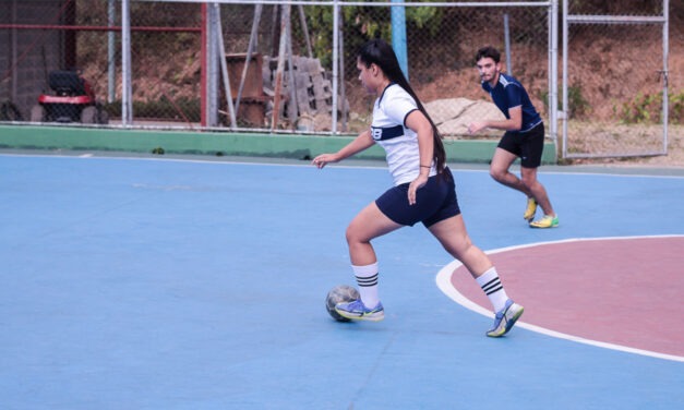 La ucabista y futbolista Mikailí Henríquez defiende dentro y fuera de las canchas