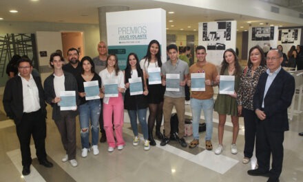 Con entrega de premio a la excelencia y clase magistral comenzó el semestre de Arquitectura