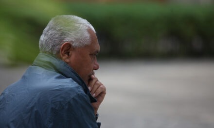 Adultos mayores migrantes sufren limitaciones en países de acogida, revela informe del CDH UCAB