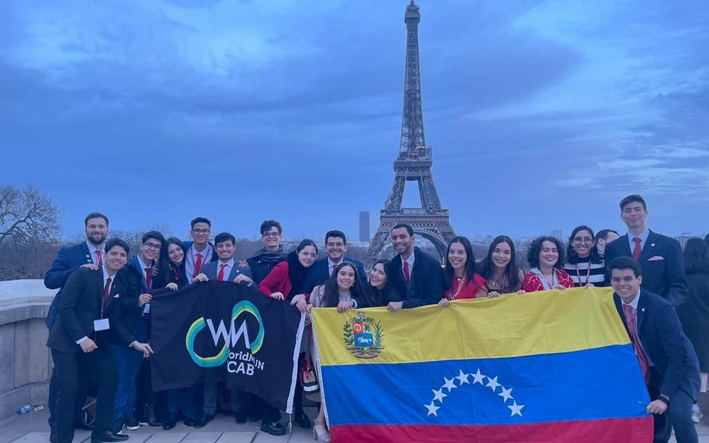 La UCAB subió al podio del Harvard WorldMUN 2023: «Delegación grande sobresaliente» y siete premios especiales