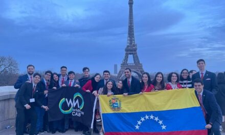 La UCAB subió al podio del Harvard WorldMUN 2023: «Delegación grande sobresaliente» y siete premios especiales