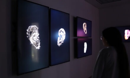 El español Solimán López muestra en la UCAB su «Manifesto Terrícola» sobre humanidad y arte contemporáneo