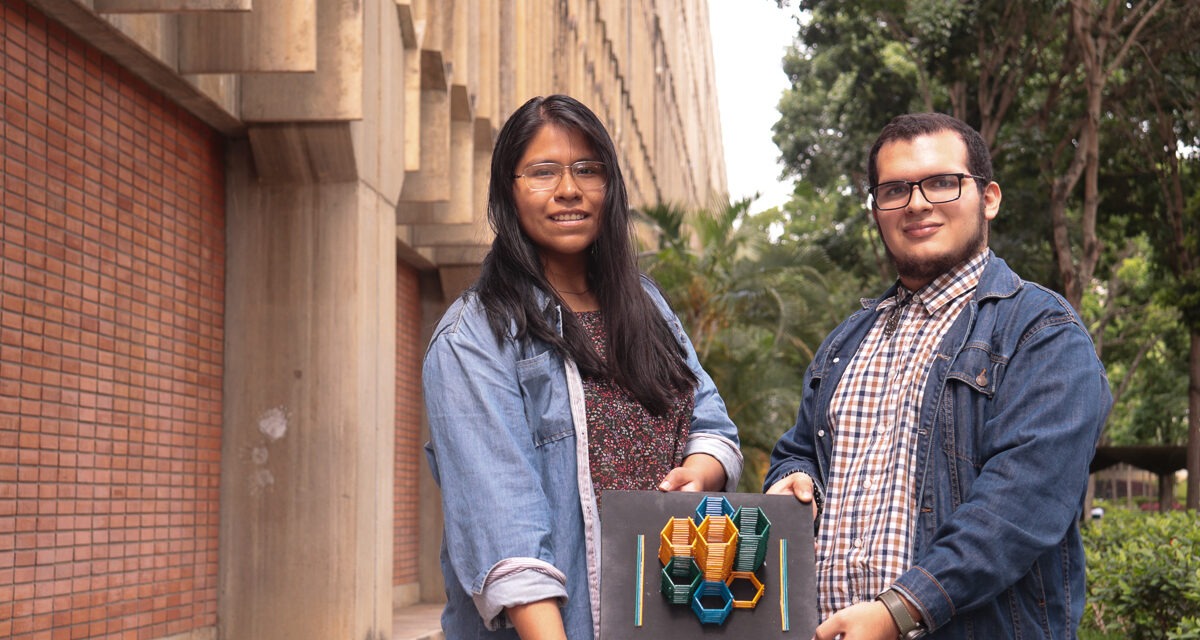 Ucabistas buscan récord con la construcción de una escultura colaborativa en honor a los 70 años de la universidad