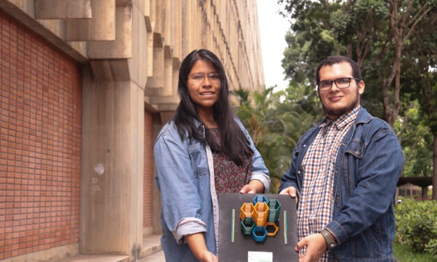 Ucabistas buscan récord con la construcción de una escultura colaborativa en honor a los 70 años de la universidad