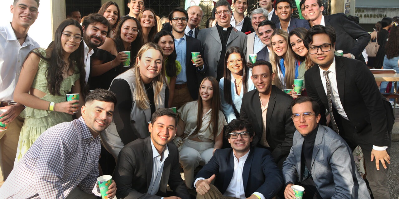 Graduandos celebraron junto al rector la culminación de sus estudios