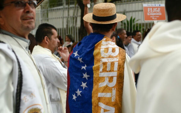 No basta rezar | Por Luis Ugalde