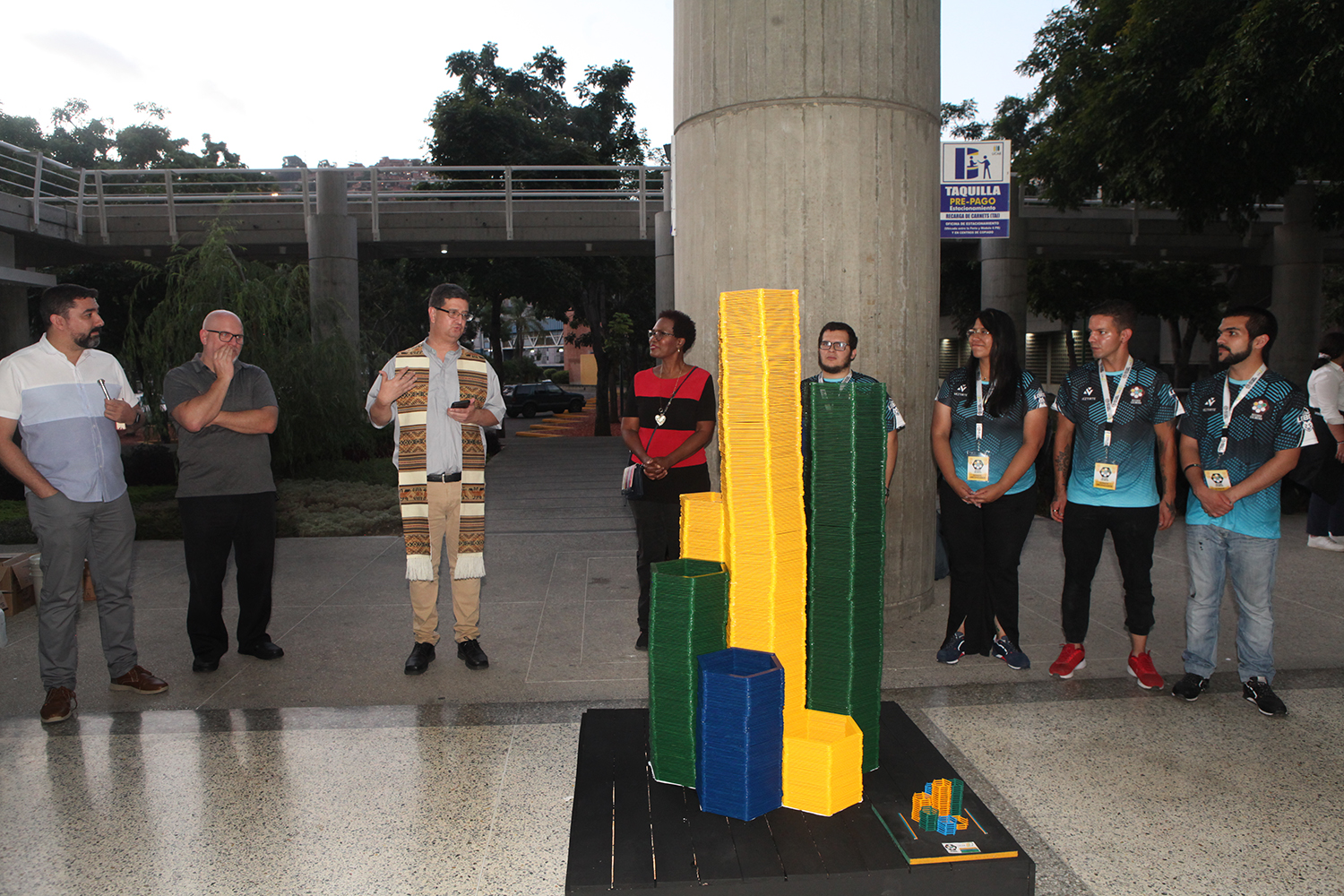 Una escultura unió a los ucabistas para lograr el «Récord Colmena»