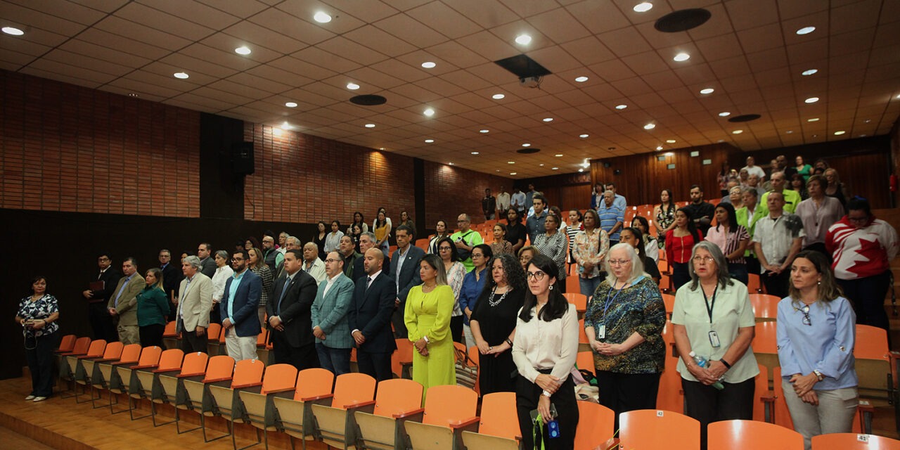 Aplausos de pie para la excelencia docente