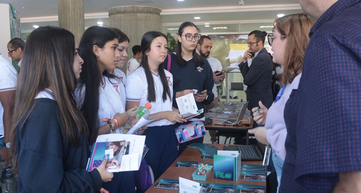 Más de 200 adolescentes exploraron oportunidades académicas en la Feria de Carreras UCAB