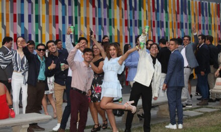 Los graduandos del 2024 brindaron con el rector por el final de sus estudios