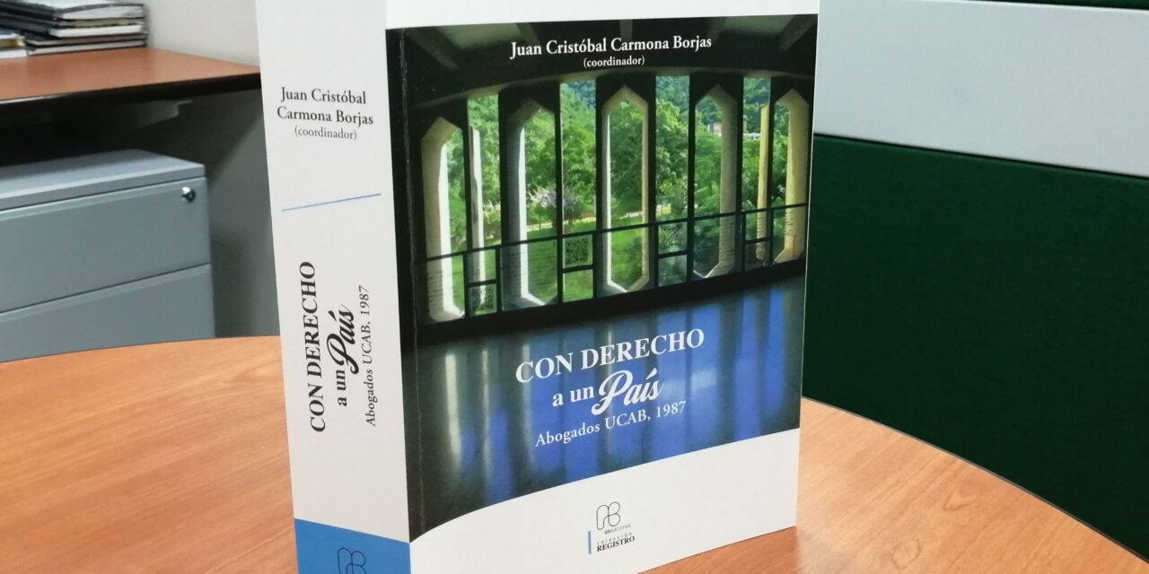 Libro colectivo sobre temas jurídicos presentaron egresados de Derecho UCAB