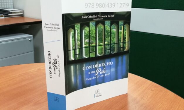 Libro colectivo sobre temas jurídicos presentaron egresados de Derecho UCAB
