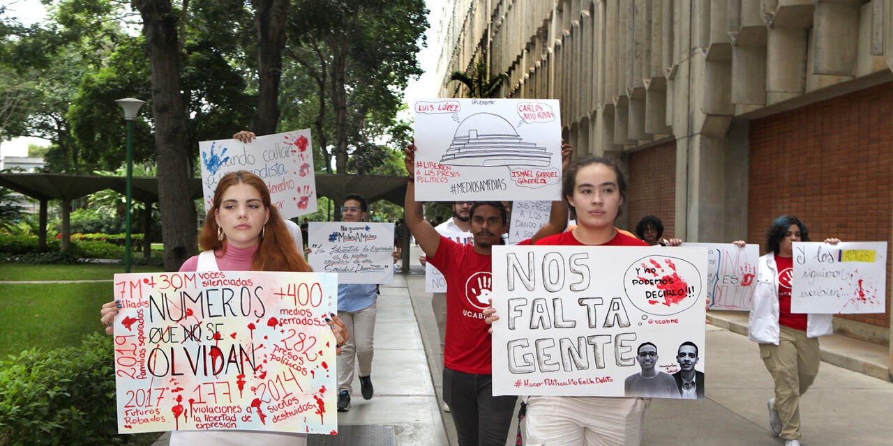 Pancartazo contra la censura protagonizaron ucabistas en el Día del Periodista