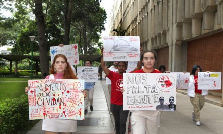 Pancartazo contra la censura protagonizaron ucabistas en el Día del Periodista